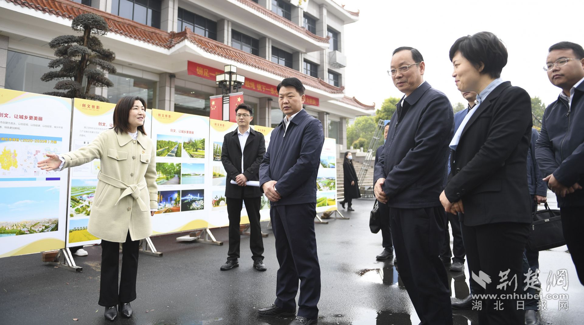 與會人員參觀潛江市全國文明城市創建工作成效展示。.jpg.jpg