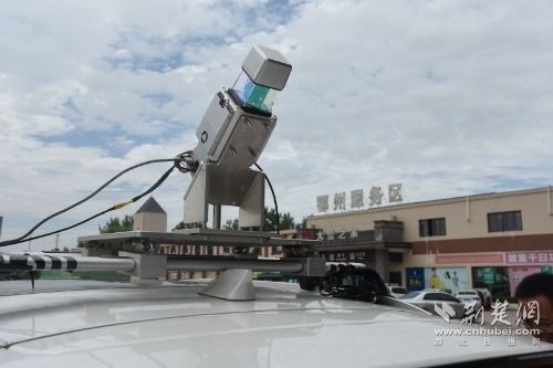 車載激光雷達設(shè)備在服務(wù)區(qū)開展測繪.JPG.JPG