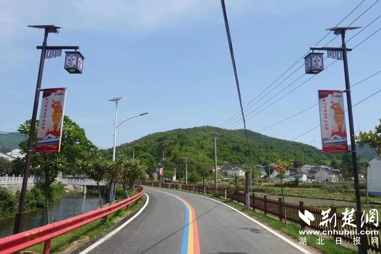 芳畈鎮白果樹灣村通過道路修復，打造美麗鄉村網紅“彩虹路”.jpg.jpg