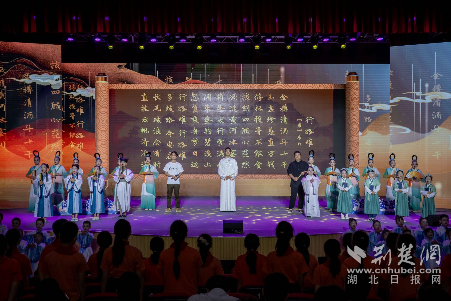 活動最后凌振赫、沈嘉柯、余維剛與學生們一齊誦讀行路難_副本.jpg.jpg