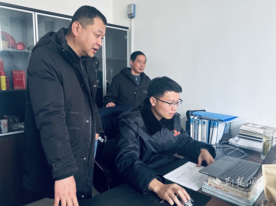 圖為稅務干部在卓成礦業進行政策輔導.jpg