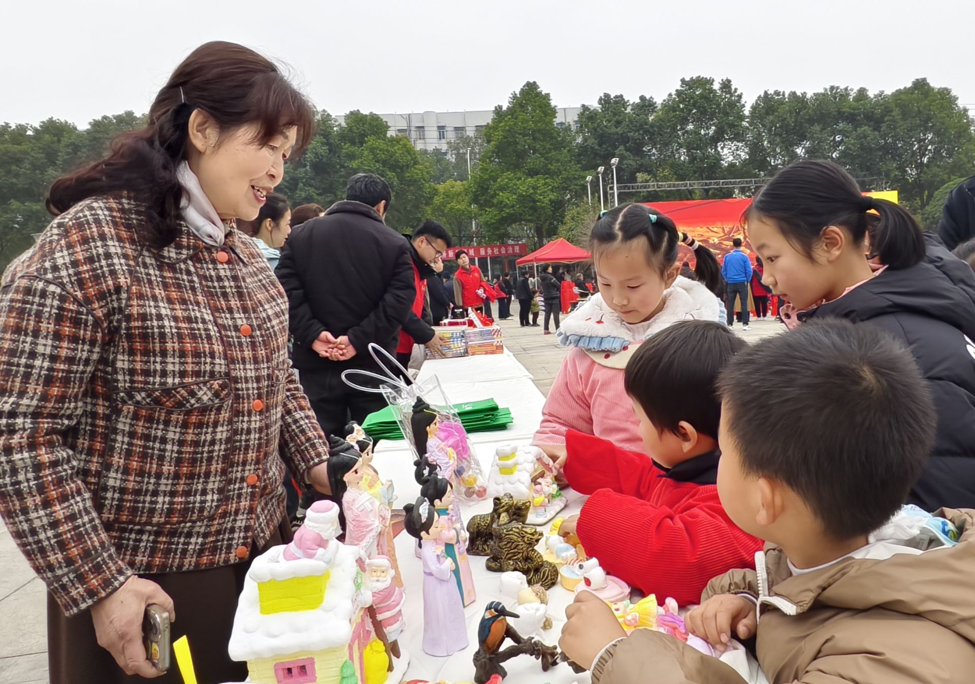 應城非遺膏塑展臺吸引小朋友圍觀  李夢婷攝.jpg.jpg