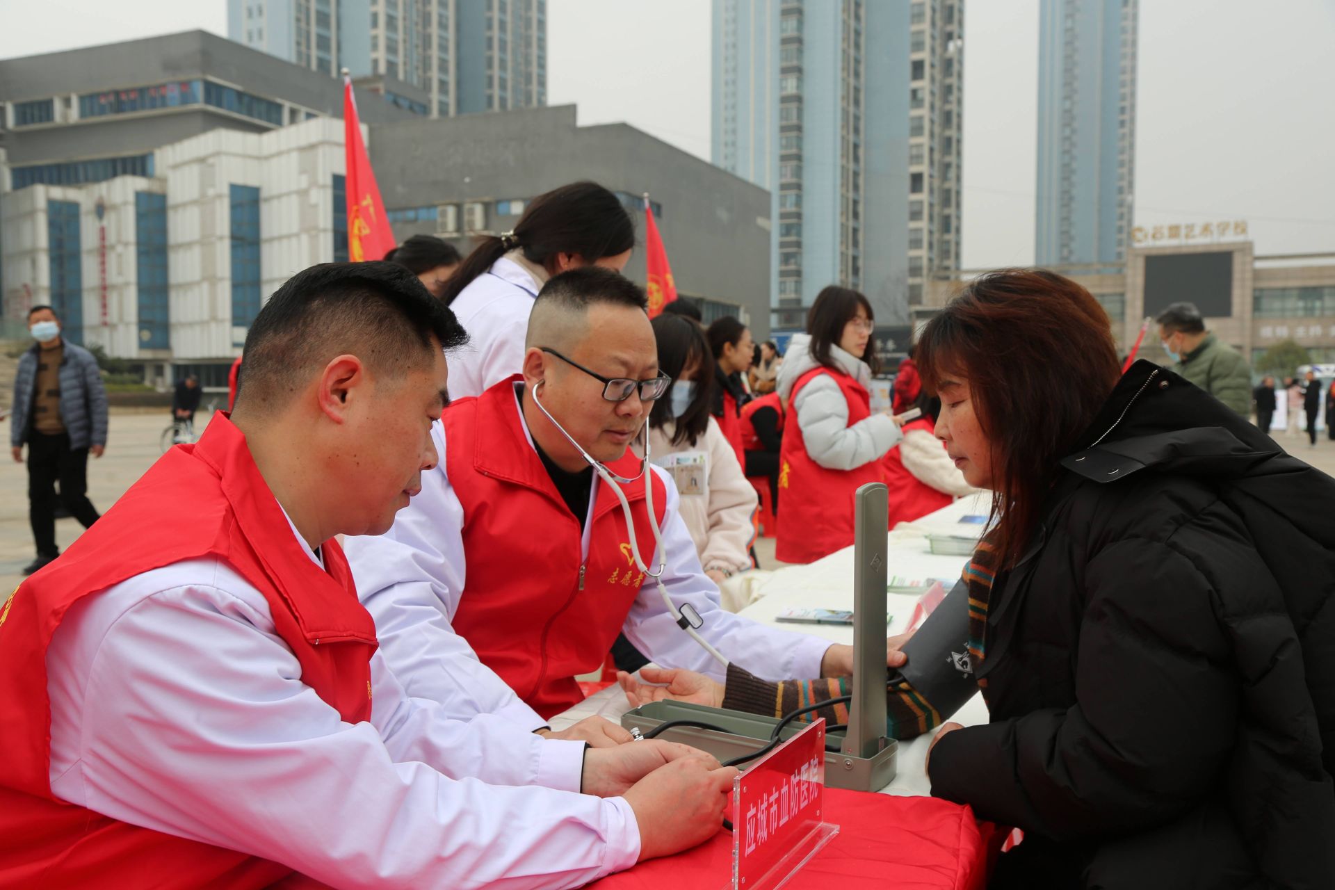 應城市血防醫院的志愿者為群眾義診  李夢婷攝.jpg.jpg