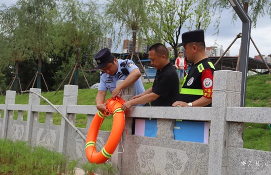 雙鶴派出所民輔警在轄區重點水域排查隱患，裝配救生工具.jpg